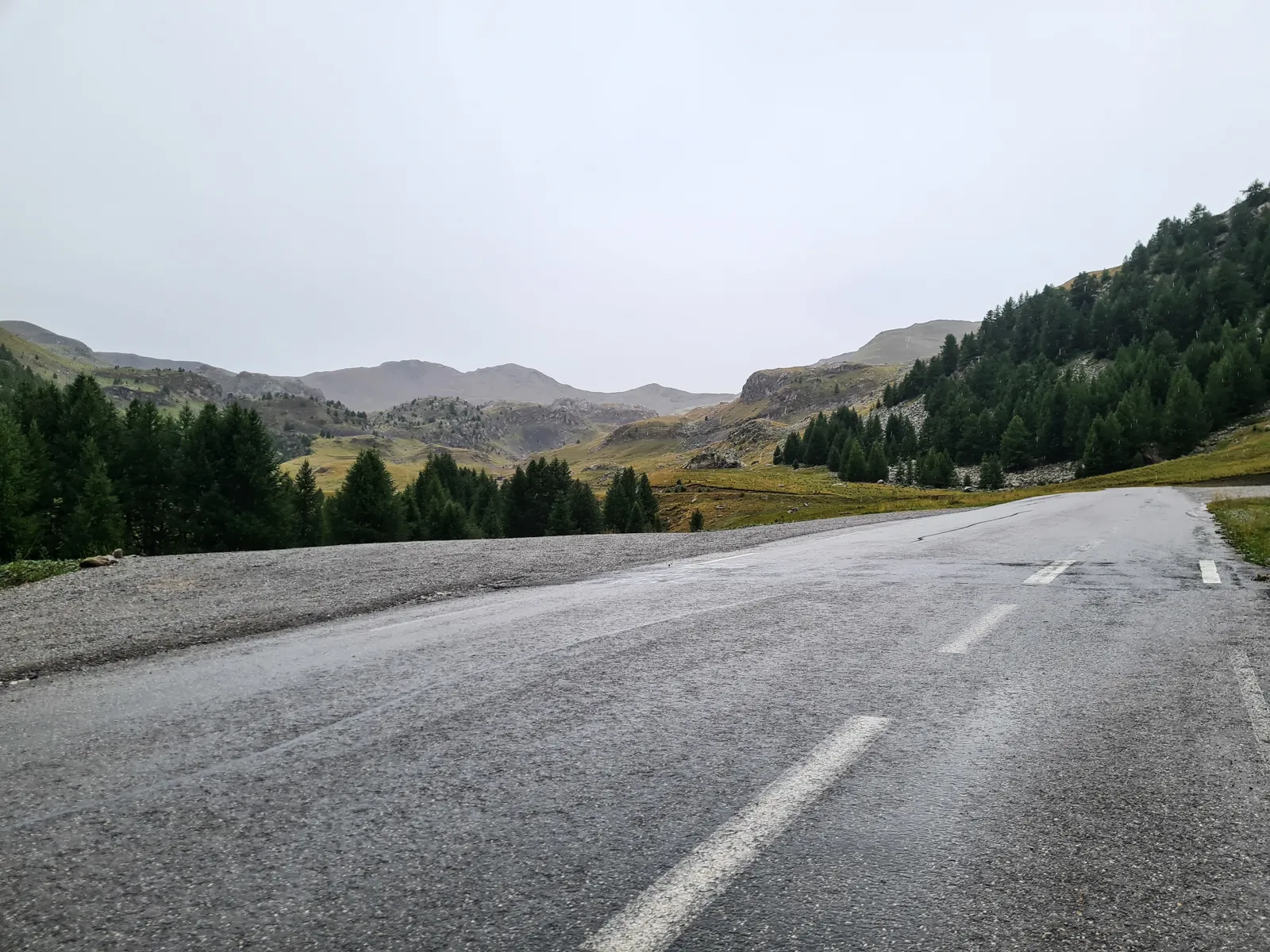 Rainy road just above Halte 2000